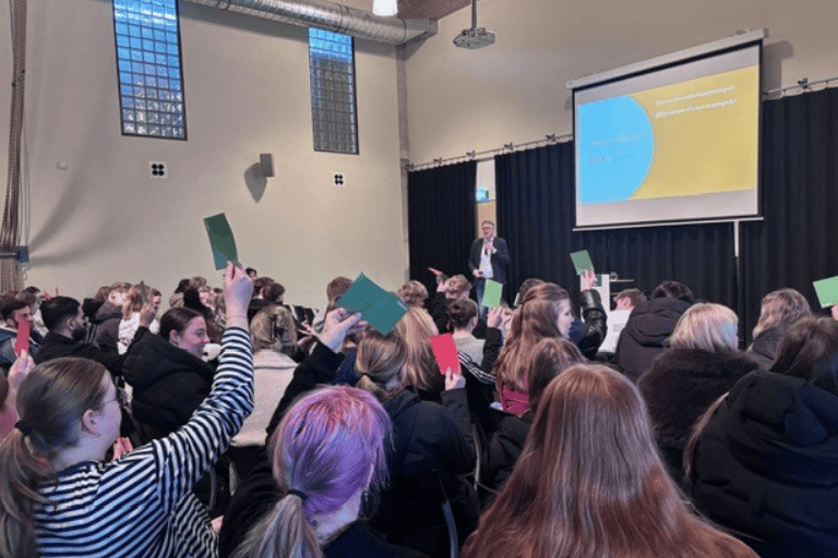 Gastles bestuurder coloriet bij firda